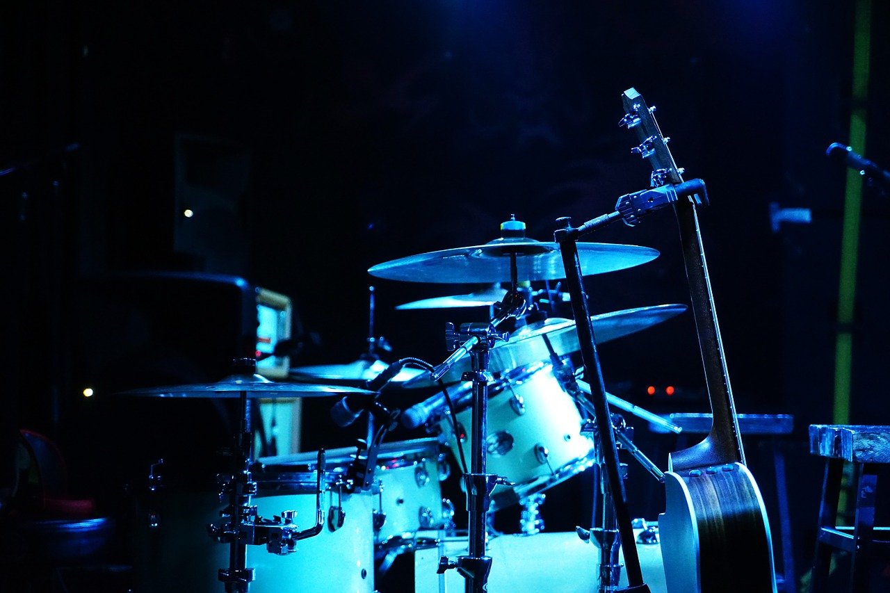 stage, drum kit, microphone-1177613.jpg