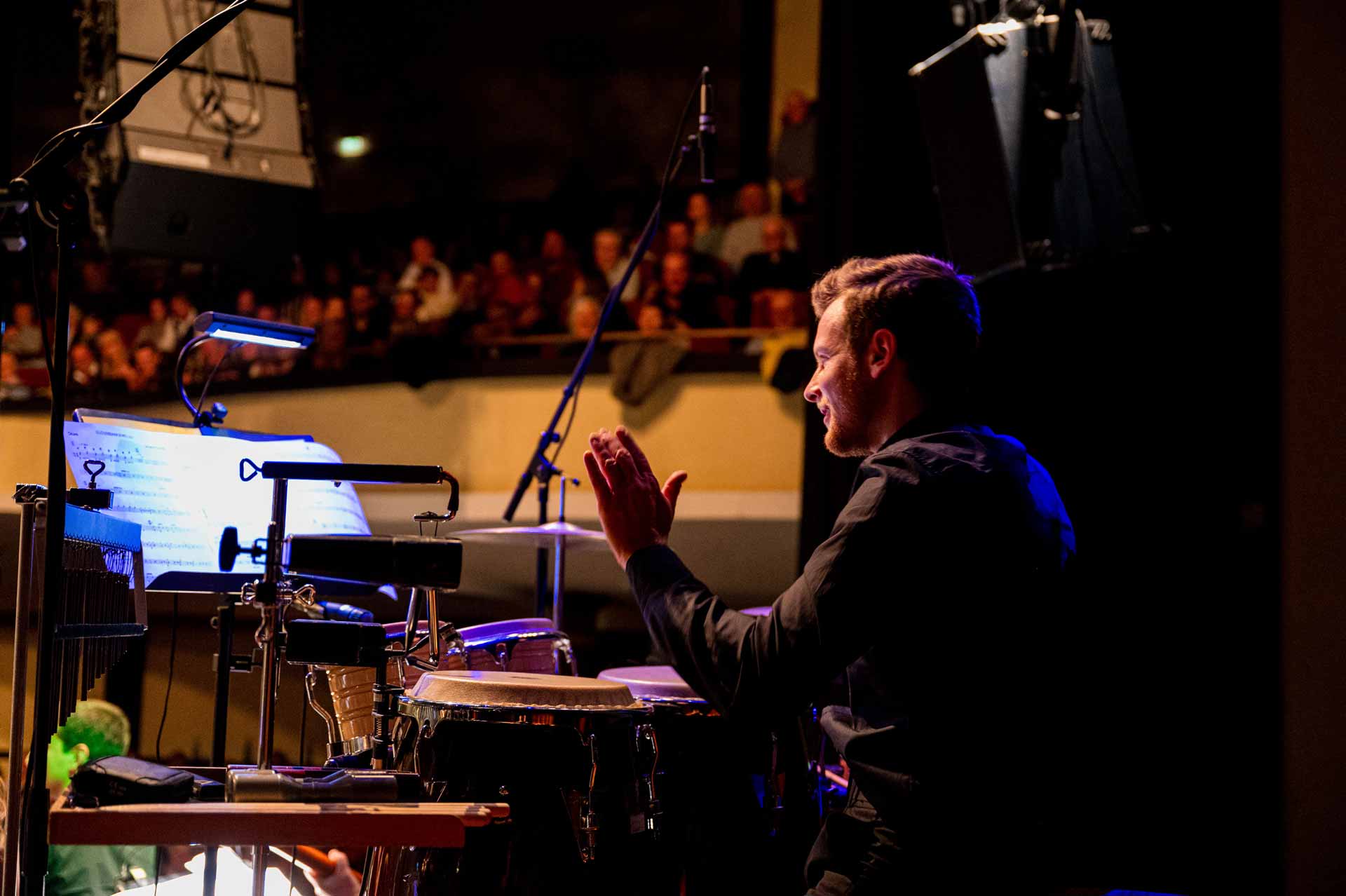 Schlagzeuger trommelt auf ein Drumset